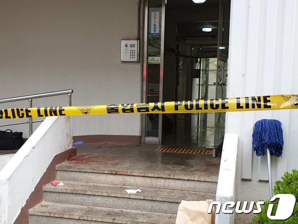 17일 오전 4시30분쯤 경남 진주시 가좌동의 한 아파트에 폴리스라인이 쳐져 있다. 이날 이 아파트에 거주하는 40대 남성 안 모씨가 본인 집에 불을 지른 뒤 대피하는 이웃 주민들을 상대로 흉기를 휘둘러 5명이 숨지고 10여명이 다쳤다./사진=뉴스1