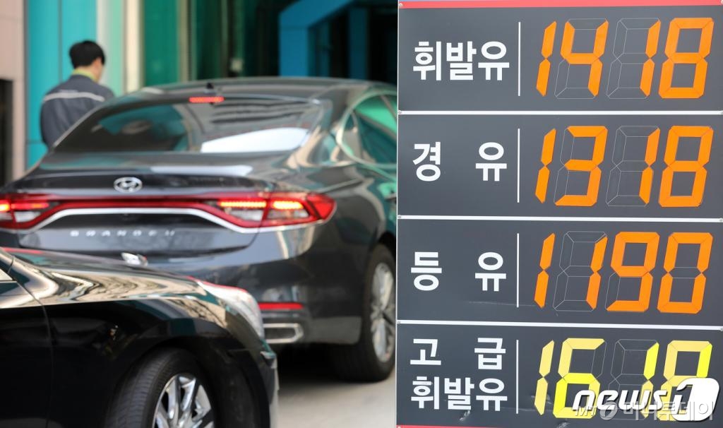 (서울=뉴스1) 오장환 기자 = 기획재정부는 12일 긴급 브리핑을 열고 오는 내달 6일 종료 예정인 유류세율 인하 조치를 8월 31일까지 4개월 연장한다고 밝혔다. 다만 인하율을 기존 15%에서 절반 수준인 7%로 축소하면서 소비자가 느끼는 유류세 부담은 다소 늘어날 전망이다. 사진은 이날 오전 서울 시내의 한 주유소. 2019.4.12/뉴스1 <저작권자 © 뉴스1코리아, 무단전재 및 재배포 금지>