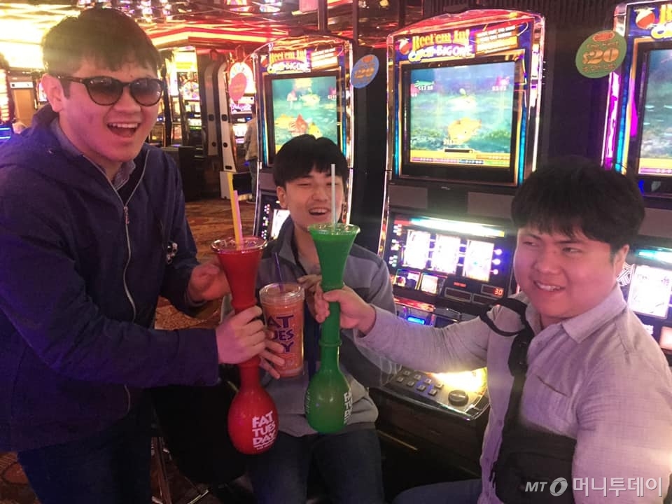 (왼쪽부터)안제영·박준범·류창동씨. 일정 대부분이 "맛있는 이야기와 마신 이야기"라는 이들의 여행에서 술은 빠질 수 없는 요소였다. /사진제공=류창동씨