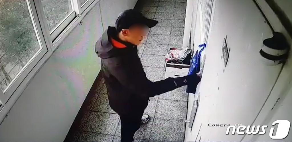 17일 오전 경남 진주시 가좌동의 한 아파트에서 방화·살인을 저지른 안모(42)씨가 과거에 본인의 위층 집을 찾아 벨을 누르며 문을 열려고 시도하는 모습이 사설 폐쇄회로(CCTV)에 기록된 모습./사진=독자제공