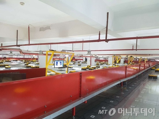 중국 이우시의 물류기업인 신퉁그룹의 택배 물류공장 내부 모습. 로봇을 이용해 택배를 분류하고 있다/사진= 진상현 베이징 특파원