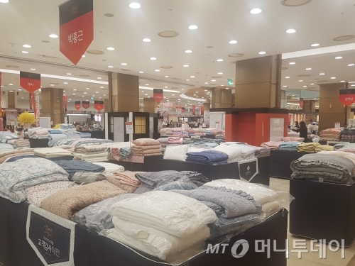 롯데백화점 인천점은 1층 정문 입구부터 침구류와 주방 용품을 판매하는 이벤트 매대로 꾸며져 있다. 1층을 화장품과 명품 브랜드를 꾸미는 정상 영업 백화점과는 다른 모습이다. /사진=김태현 기자