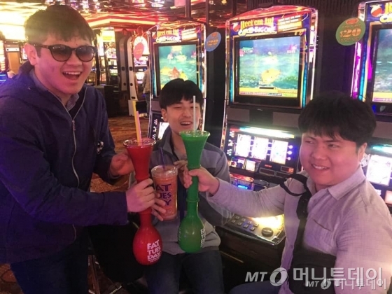 (왼쪽부터)안제영·박준범·류창동씨. 일정 대부분이 "맛있는 이야기와 마신 이야기"라는 이들의 여행에서 술은 빠질 수 없는 요소였다. /사진제공=류창동씨