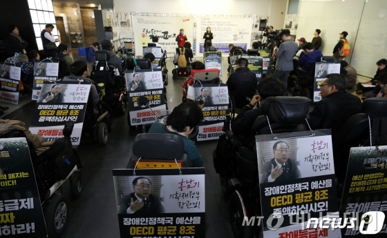 전국장애인차별철폐연대를 비롯한 장애인 관련 단체와 활동가들이 이달 15일 오후 서울 세종대로 광화문역사 해치마당에서 장애등급제 진짜 폐지, 장애인거주시설 폐쇄법 제정, OECD 평균 수준 장애인 관련 예산 책정 등을 촉구하고 있다. / 사진제공=뉴스1