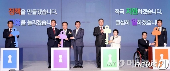 지난 17일 서울 여의도 63컨벤션센터에서 열린 2019 장애인고용촉진대회에서 문희상 국회의장, 이재갑 고용노동부 장관 등이 퍼포먼스를 하고 있다. /사진=뉴스1<br>