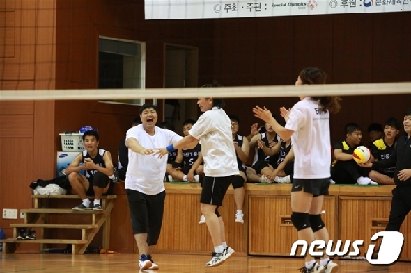 스포츠로 발달장애인과  즐거움을 나누는 것. 어떤 거창한  포부보다  쏙쏙이화가 가장  원하는  목표다.(김주성씨 제공)© 뉴스1