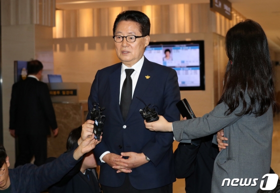 (서울=뉴스1) 박세연 기자 = 박지원 민주평화당 의원이 21일 서울 서대문구 세브란스병원장례식장에 마련된 김대중 전 대통령 장남 故 김홍일 전 국회의원 빈소를 찾아 조문 후 취재진 질문에 답하고 있다. 2019.4.21/뉴스1  <저작권자 © 뉴스1코리아, 무단전재 및 재배포 금지>