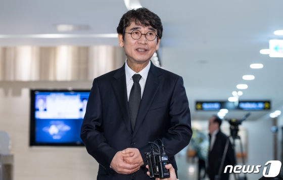 (서울=뉴스1) 박세연 기자 = 유시민 노무현재단 이사장이 21일 오전 서울 서대문구 신촌세브란스 병원 장례식장에 마련된 故 김홍일 전 민주당 의원의 빈소에서 조문한 뒤 취재진의 질문에 답하고 있다. 2019.4.21/뉴스1  <저작권자 © 뉴스1코리아, 무단전재 및 재배포 금지>