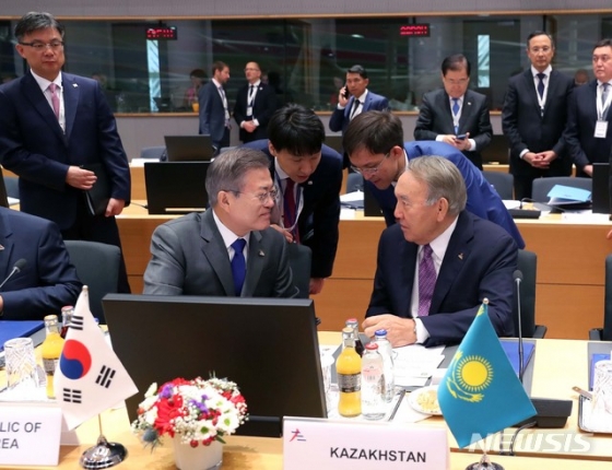 【브뤼셀(벨기에)=뉴시스】전신 기자 = 문재인 대통령이 지난해 10월19일 오전(현지시각) 벨기에 브뤼셀 유러피언빌딩에서 열린 제12차 아셈정상회의 전체회의에 참석해 누르술탄 나자르바예프 당시 카자흐스탄 대통령과 대화를 하고 있다. 2018.10.19.   photo1006@newsis.com  <저작권자ⓒ 공감언론 뉴시스통신사. 무단전재-재배포 금지.>