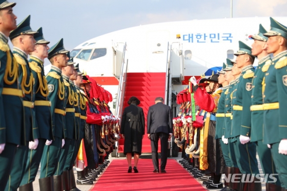 【누르술탄(카자흐스탄)=뉴시스】박진희 기자 = 카자흐스탄을 국빈방문 중인 문재인 대통령과 부인 김정숙 여사가 21일 오후(현지시각) 카자흐스탄 누르술탄 국제공항에서 3·1 운동·임시정부 수립 100주년을 맞아 독립운동가 계봉우·황운정 지사 유해 봉환식에 참석해 유해와 유족이 탄 공군2호기에 인사하고 있다. 2019.04.21.  pak7130@newsis.com