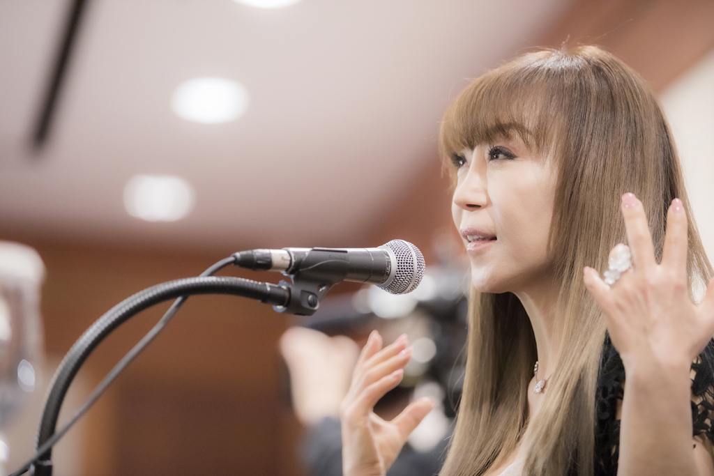 조수미는 23일 새 음반 '마더' 발매 기자간담회에서 "치매 어머니를 위해 낸 개인적인 이유의 음반이지만, 세상 모든 어머니를 위한 작품이기도 하다"고 말했다. /사진제공=SMI