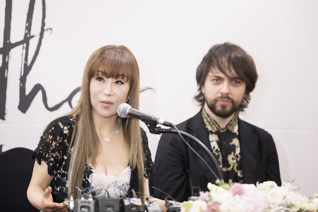 조수미(왼쪽)는 새 음반 '마더'에서 테너 페데리코 파치오티와 듀엣곡 '이터널 러브'를 함께 불렀다. /사진제공=SMI