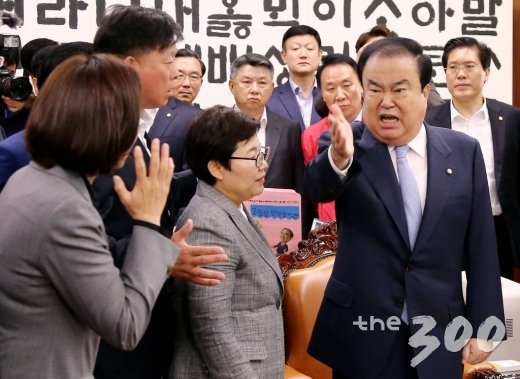 문희상 국회의장이 24일 오전 서울 여의도 국회 의장실에서 자유한국당 의원들이 선거제 개편안 및 공수처 설치법안 등 신속처리안건과 관련해 의장실을 점거하고 항의하자 자리에서 일어나 호통치고 있다./ 사진=이동훈 기자 photoguy@