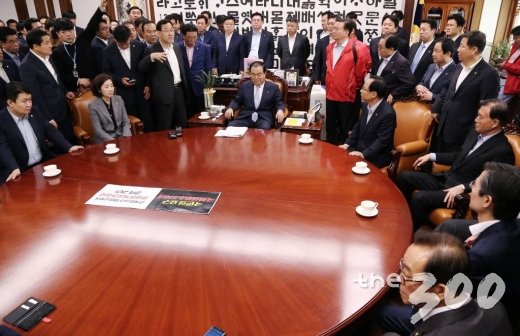 자유한국당 나경원 원내대표 및 의원들이 24일 서울 여의도 국회 의장실에서 문희상 국회의장을 둘러싸고 선거제 개편안 및 공수처 설치법안 등 신속처리안건과 관련해 항의하고 있다./ 사진=이동훈 기자 photoguy@