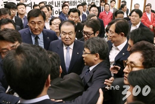 문희상 국회의장이 24일 오전 서울 여의도 국회 의장실에서 자유한국당 의원들이 선거제 개편안 및 공수처 설치법안 등 신속처리안건과 관련해 의장실을 점거하자 경호를 받으며 빠져나가고 있다./사진=이동훈 기자 photoguy@