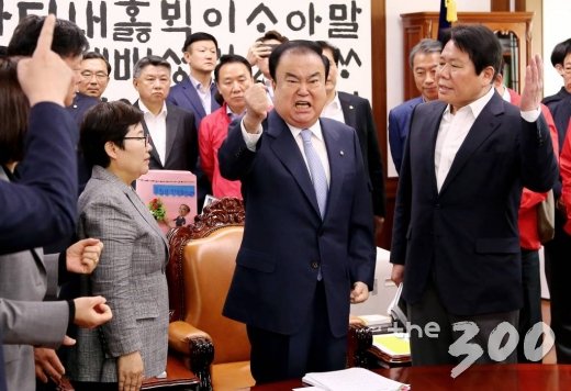 문희상 국회의장이 24일 오전 서울 여의도 국회 의장실에서 자유한국당 의원들이 선거제 개편안 및 공수처 설치법안 등 신속처리안건과 관련해 의장실을 점거하고 항의하자 자리에서 일어나 호통치고 있다./사진=이동훈 기자