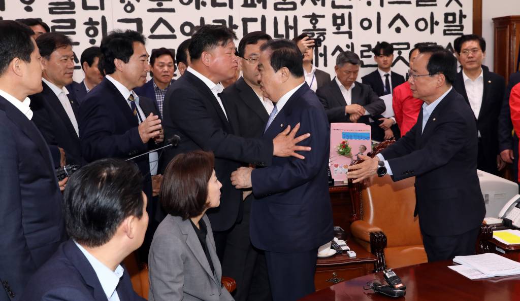 【서울=뉴시스】 박영태 기자 = 문희상 국회의장이 패스트트랙 철회를 요구하며 24일 오전 서울 영등포구 여의도 국회의장실을 항의방문한 자유한국당 의원들과 이야기를 나누다 다른 일정으로 의장실을 나가려 하자 김명연 의원 등 자유한국당 의원들이 막아서고 있다. 2019.04.24.  since1999@newsis.com