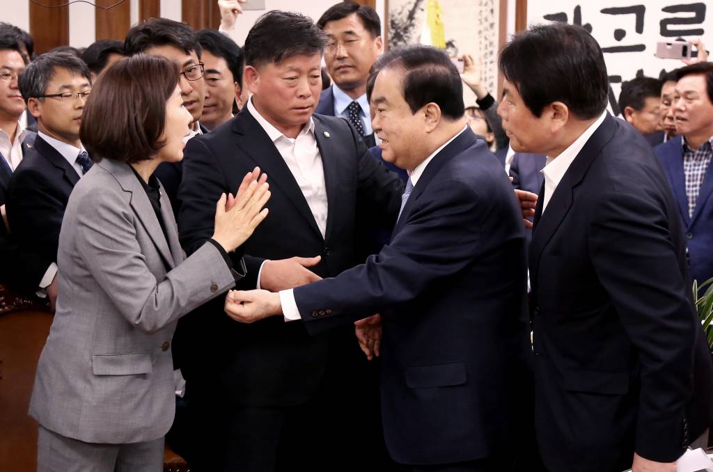 자유한국당 나경원 원내대표와 의원들이 24일 오전 서울 여의도 국회 의장실에서 선거제 개편안 및 공수처 설치법안 등 신속처리안건과 관련해 항의하며 문희상 국회의장의 길을 가로막고 있다. / 사진=이동훈 기자 photoguy@