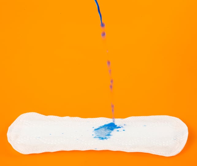 다수의 생리대 광고에서 생리혈은 파란색 액체로 미화돼 표현된다./사진=게티이미지뱅크