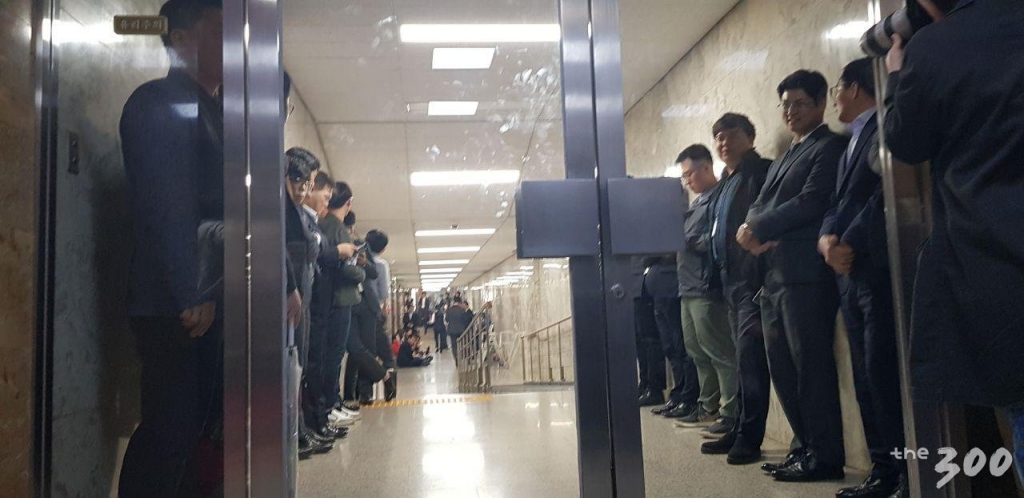 사법개혁특별위원회 전체회의가 열릴 예정인 본청 2층 입구에서 한국당 의원 20여명과 보좌진 40여명이 통로와 입구 주변에 서서 점거하고 있다. /사진=조준영 기자