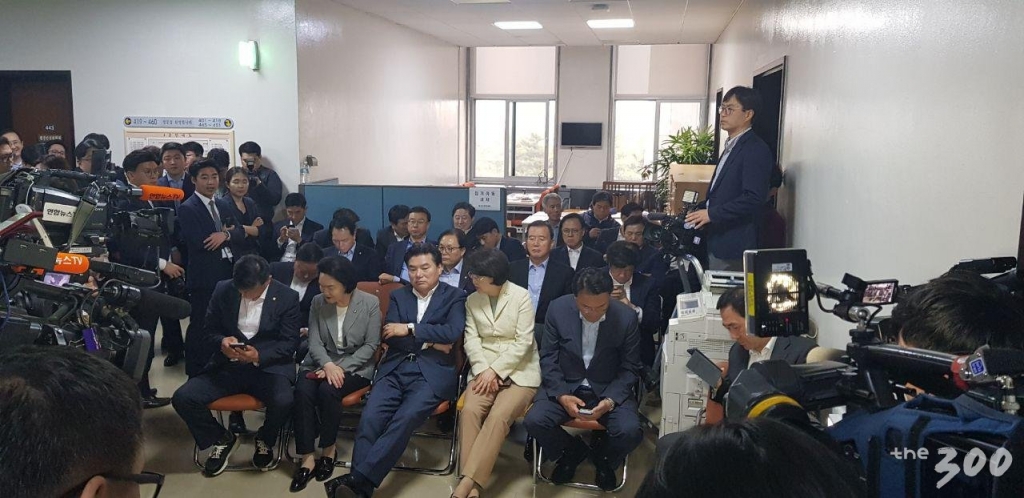 정치개혁특별위원회 전체회의가 열릴 예정인 본청 4층은 한국당 의원 30여명과 보좌진, 그리고 취재진으로 복도가 꽉 찬 상태다./사진=조준영 기자