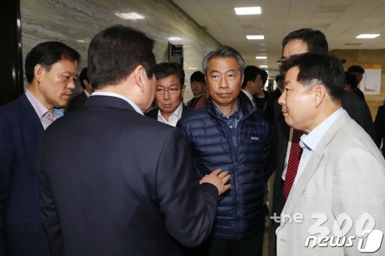 (서울=뉴스1) 임세영 기자 = 정양석 자유한국당 원내수석부대표가 25일 오전 서울 여의도 국회 의안과 앞에서 고위공직자비리수사처 법안 접수 관련 대기중인 의원들과 이야기를 나누고 있다. 2019.4.25/뉴스1   <저작권자 © 뉴스1코리아, 무단전재 및 재배포 금지>