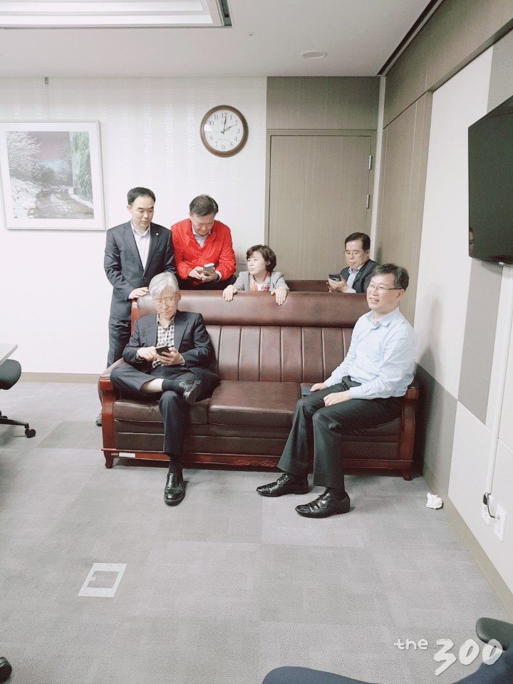 채이배 의원실을 점거하고 소파로 입구를 막아버린 자유한국당 의원들과 이를 만류하고 있는 채이배(뒷줄 왼쪽) 바른미래당 의원/사진=채이배의원실