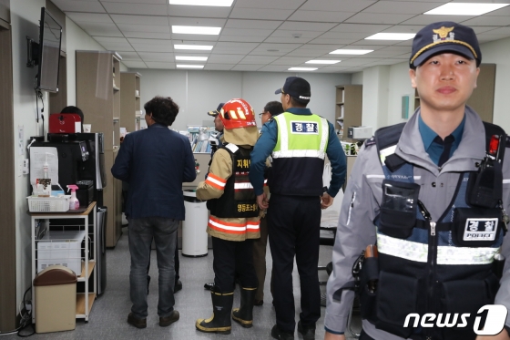 (서울=뉴스1) 이종덕 기자 = 자유한국당 의원들이 25일 바른미래당 사법개혁특별위원회 간사로 새로 교체된 채이배 의원실을 점거하자 채 의원실의 신고를 받고 출동한 경찰과 119 대원이 채 의원실로 들어가고 있다. 이날 문희상 국회의장은 국회 사법개혁특별위원회(사개특위) 바른미래당 간사인 오신환 의원의 사보임(상임위·특위 의원 교체)을 허가했다. 2019.4.25/뉴스1  <저작권자 © 뉴스1코리아, 무단전재 및 재배포 금지>