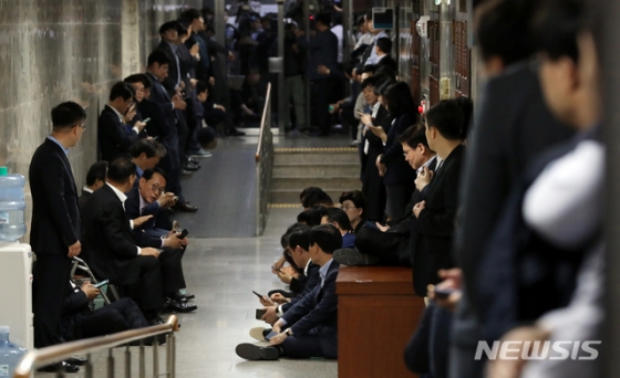 【서울=뉴시스】 박영태 기자 = 25일 서울 영등포구 여의도 국회 사개혁특별위원회가 열릴 것으로 예상되는 245호 회의실 앞에서 자유한국당 의원들과 당직자들이 점거한 채 대기하고 있다. 2019.04.25.  since1999@newsis.com