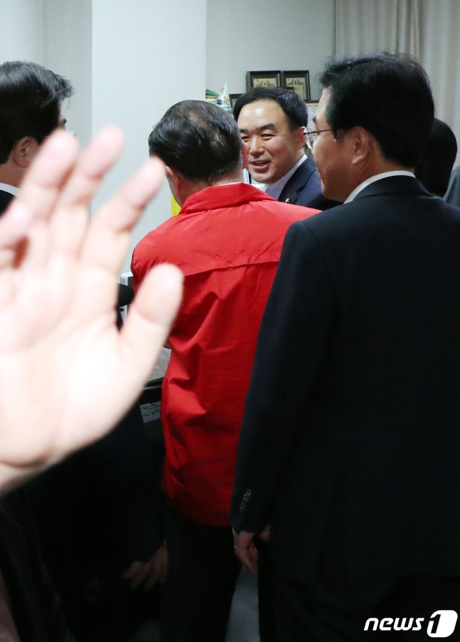 채이배 바른미래당 의원이 25일 서울 여의도 국회 의원회관에서 방문한 자유한국당 의원들과 대화를 하고 있다./사진=뉴스1