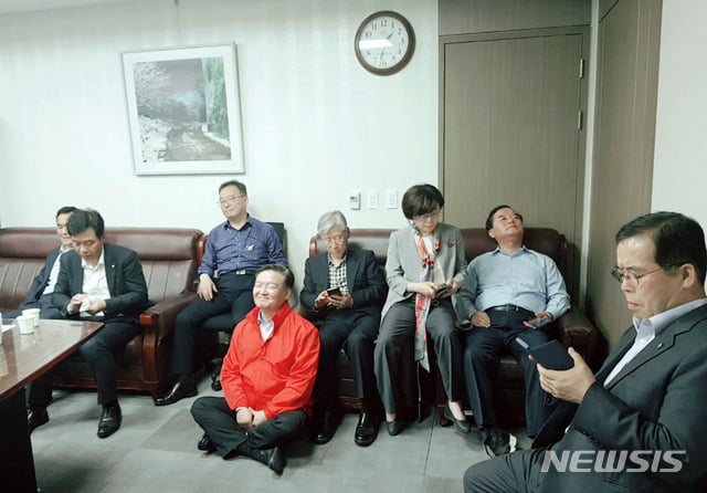 25일 서울 영등포구 여의도 국회 의원회관 바른미래당 채이배 의원실에서 자유한국당 의원들이 사법개혁특별위원회 간사로 선임된 채 의원을 사개특위에 참석하지 못하게 하기 위해 막아서고 있다./사진=뉴시스