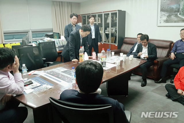 25일 서울 영등포구 여의도 국회 의원회관 바른미래당 채이배 의원실에서 자유한국당 의원들이 사법개혁특별위원회 간사로 선임된 채 의원을 사개특위에 참석하지 못하게 하기 위해 막아서고 있다./사진=뉴시스