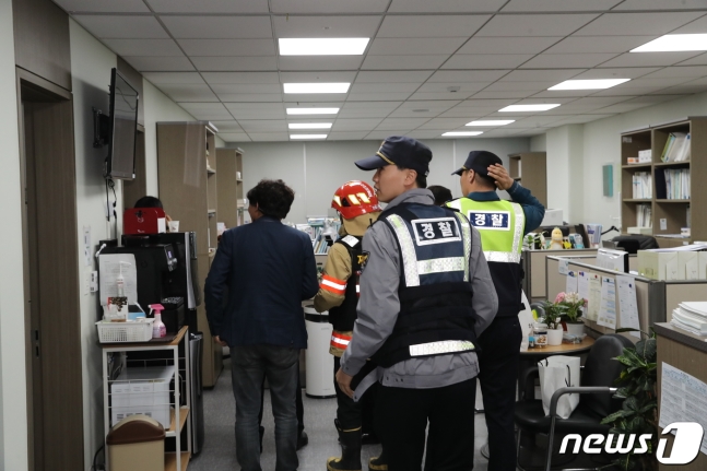 자유한국당 의원들이 25일 바른미래당 사법개혁특별위원회 간사로 새로 교체된 채이배 의원실을 점거하자 채 의원실의 신고를 받고 출동한 경찰과 119 대원이 채 의원실로 들어가고 있다./사진=뉴스1