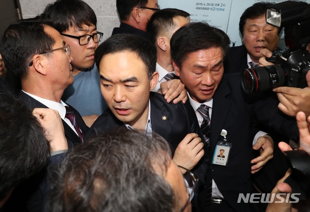 국회 사법개혁특별위원회 바른미래당 간사로 보임된 채이배 의원이 25일 서울 여의도 국회의원회관 의원실에서 자유한국당 의원들에 의해 갇혀 있다 의원실을 나오고 있다./사진=뉴시스