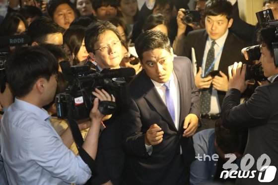 (서울=뉴스1) 임세영 기자 = 유승민, 오신환 바른미래당 의원이 25일 서울 여의도 국회에서 회동중인 홍영표 더불어민주당, 김관영 바른미래당 원내대표 등을 만나러 운영위원장실로 들어가고 있다. 2019.4.25/뉴스1   <저작권자 © 뉴스1코리아, 무단전재 및 재배포 금지>