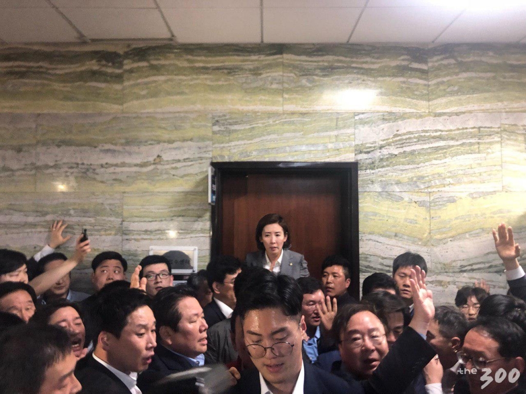 나경원 자유한국당 원내대표가 7층 의안과 입구를 막고 법안 제출을 저지하고 있다/ 사진=김하늬 기자