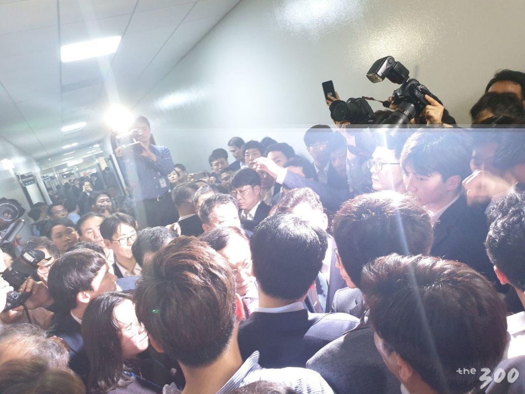 이해찬 더불어민주당 대표가 25일 오후 국회 본청 2층 정개특위 회의장 진입을 시도하고 있다./사진=김민우 기자