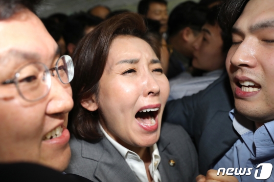나경원 자유한국당 원내대표가 25일 오후 서울 여의도 국회 의안과 앞에서 몸싸움에 휘말려 비명을지르고 있다/사진=뉴스1