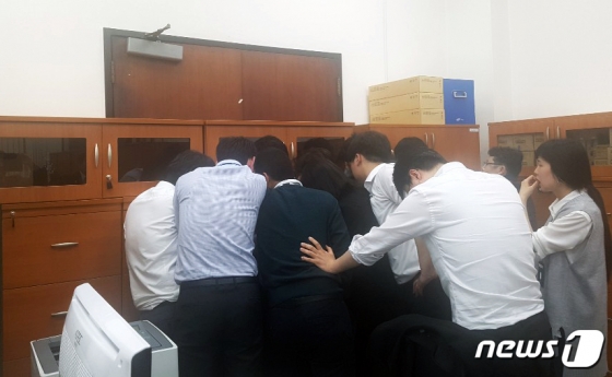 자유한국당 당직자 등이 25일 오후 서울 여의도 국회 의안과 사무실 안에서 집기로 문을 막고 국회 방호원들이 들어오지 못하게 막고 있다./사진=뉴스1