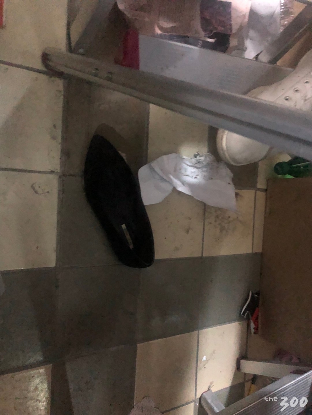 국회 사무처 사무실이 몰려 있는 본청 7층에 누군가 잃어버린 신발 한 짝이 굴러다니고 있다. /사진=이재원 기자