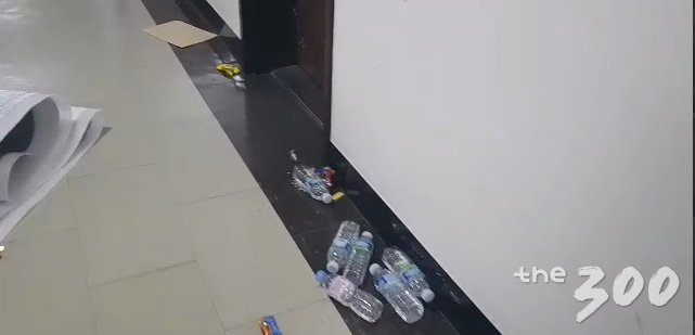 국회 복도에 떨어진 페트병과 현수막 /사진=조준영 기자