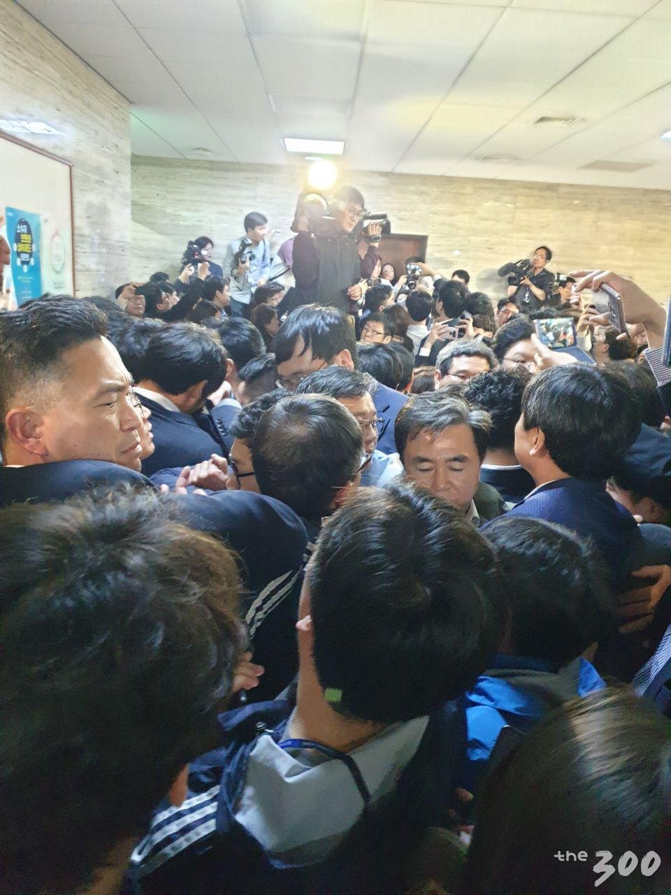 26일 오전 0시쯤부터 국회 사법개혁특별위원회 회의장 앞에서 회의를 막으려는 자유한국당과 회의장으로 들어가려는 더불어민주당 의원들이 뒤엉켜있다/사진=이원광기자