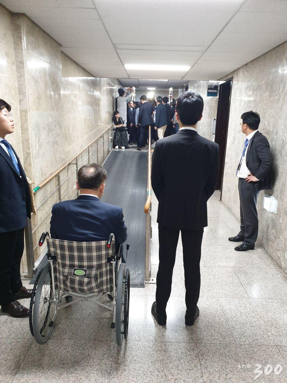 26일 오전 0시쯤 이상민 국회 사법개혁특별위원회 위원장이 민주당과 한국당 의원들의 몸싸움을 지켜보고있다/사진=이원광기자