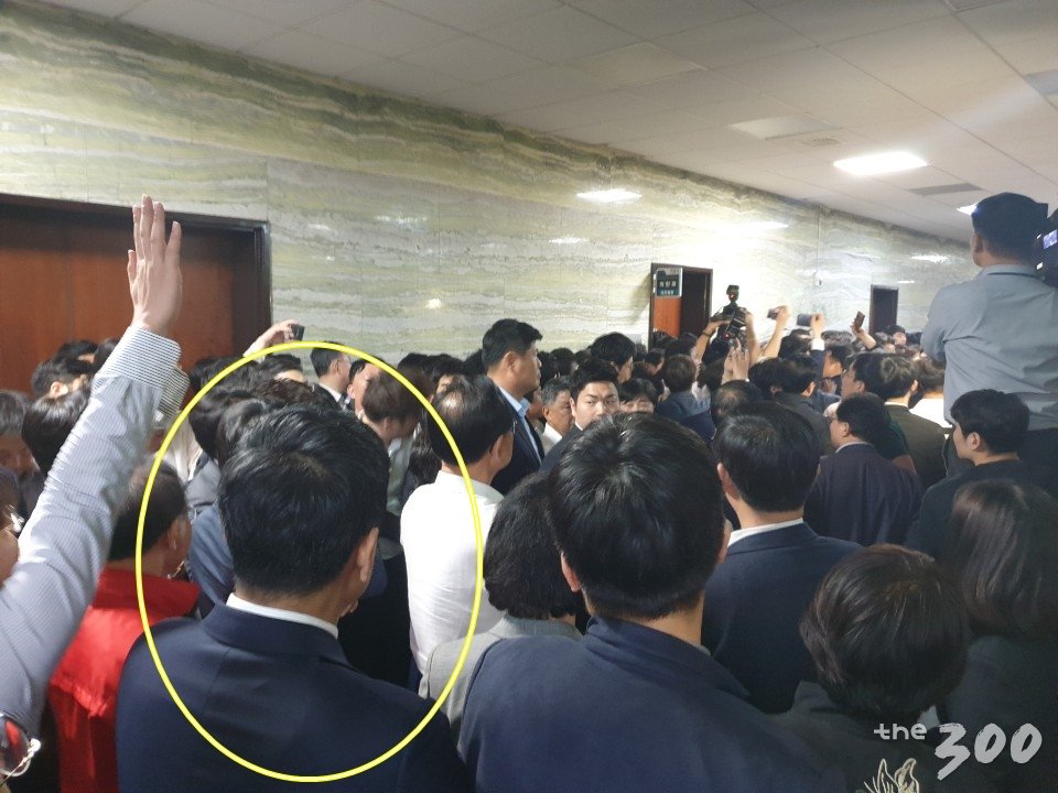 25일 국회 사법개혁특별위원회(사개특위)에서 사보임된 오신환 바른미래당 의원(노란색 원 안)이 26일 새벽 국회 본청 의안과 앞에서 더불어민주당 의원들과 자유한국당 의원들의 대치 상황을 지켜보고 있다. /사진=이원광 기자