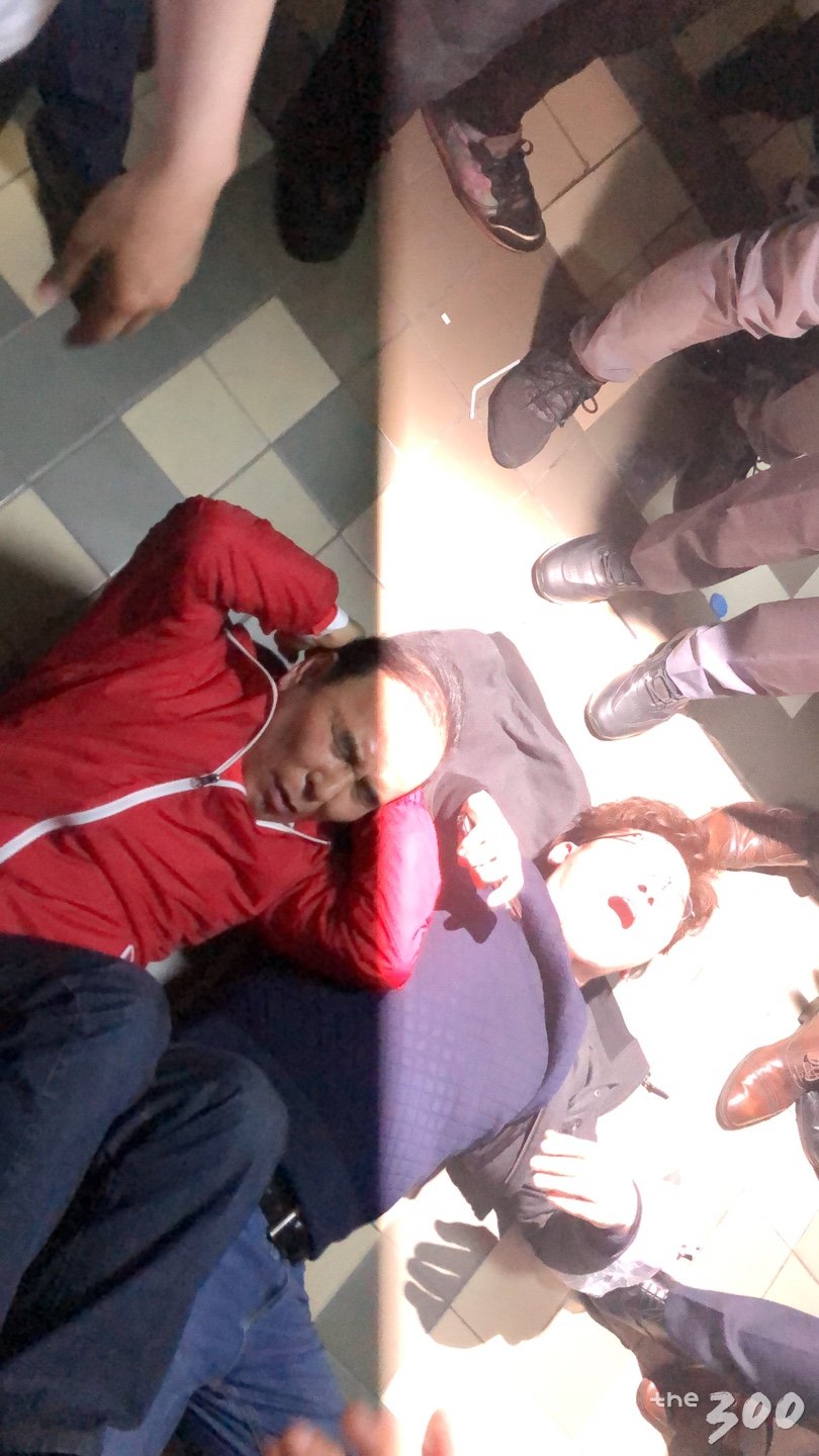 박덕흠 자유한국당 의원(붉은색 옷)이 26일 새벽 2시15분쯤 점거농성 중 뒤로 누웠다/사진=이재원 기자