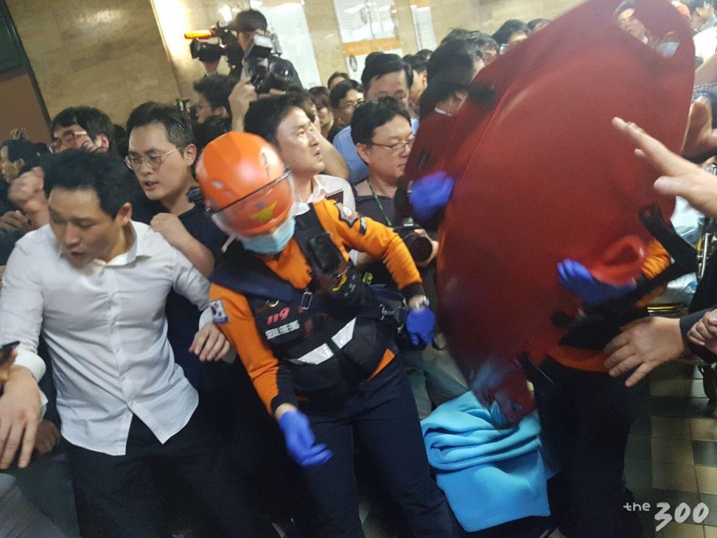 박덕흠 자유한국당 의원이 26일 새벽 2시15분쯤 점거농성 중 뒤로 쓰러졌다. 이후 출동한 119구급대가 박 의원을 들것에 실어 옮기고 있다./사진=이재원 기자