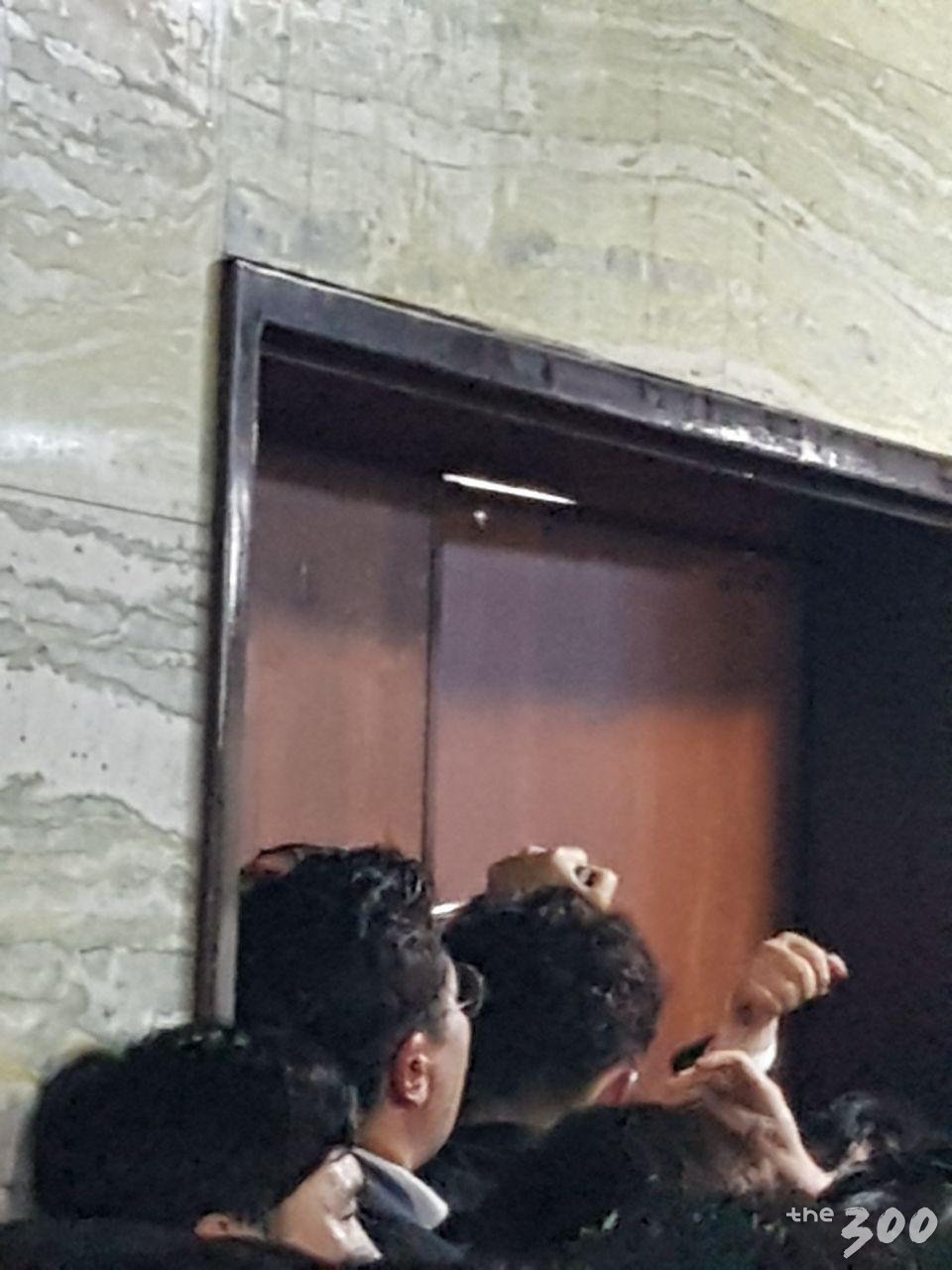 더불어민주당 의원들이 자유한국당 의원 스크럼을 뚫고 잠긴 국회사무처 의안과 문을 열려고 시도하고 있다. /사진=백지수 기자
