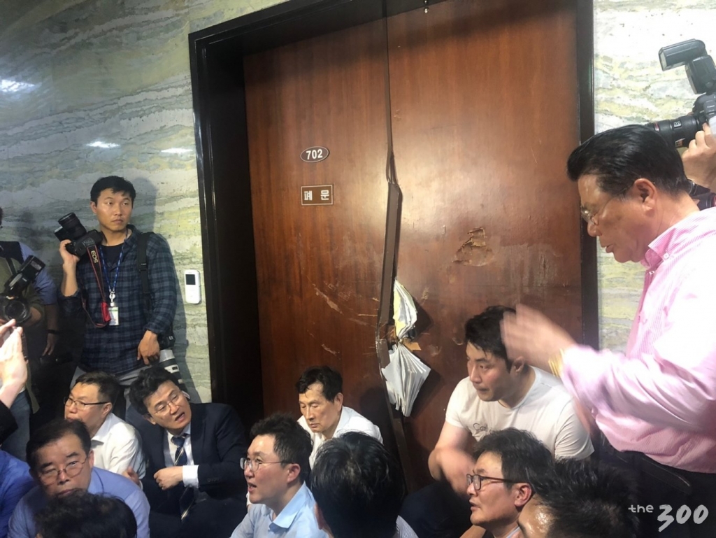 26일 새벽 여야의 공방 과정에서 심하게 파손된 국회 본청 7층 의안과사무실 문/사진=이재원 기자