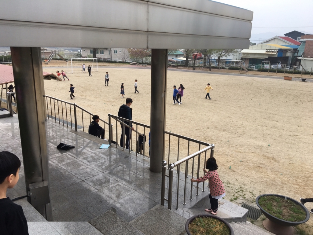 유니폼을 말아서 던져 맞추는 놀이. 3모둠에 껴서 활약 중인 어른이. 다들 날 스카웃 하려고 난리였다. 뿌듯. 오른편에 앉아 있는 아이는 다크 템플러처럼 숨어 있다./사진=A 초교 선생님
