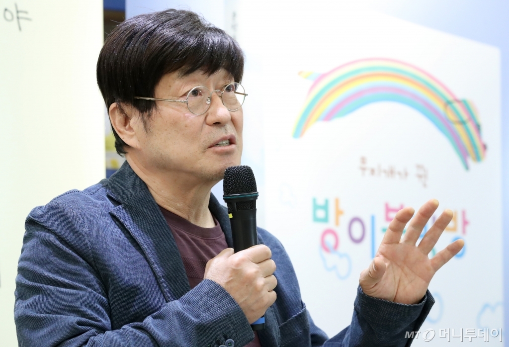 가수 김창완이 29일 서울 마포구 합정동에서 열린 동시집 출간 기자간담회에서 질문에 답하고 있다. /사진=이기범 기자